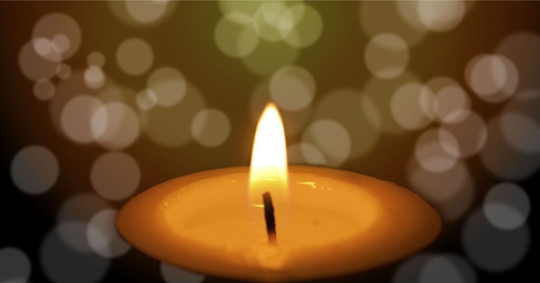 candela funebre accesa