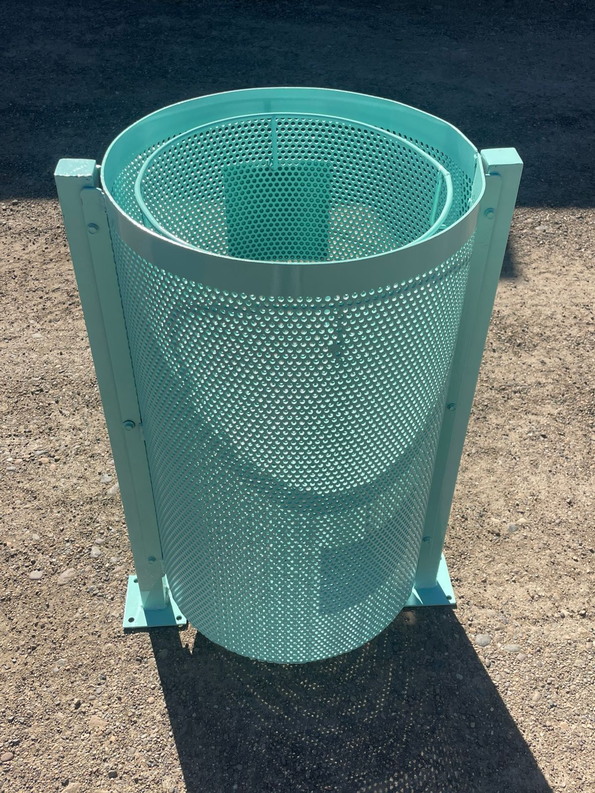 Recipiente para basura de color verde azulado claro con tres cilindros