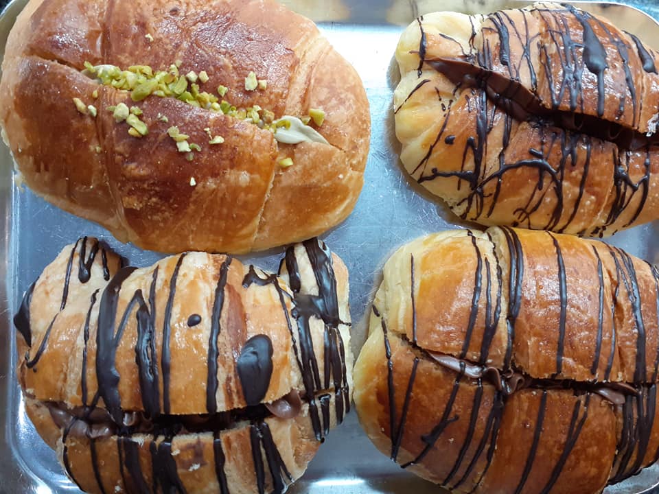 Croissant e altri prodotti per la colazione