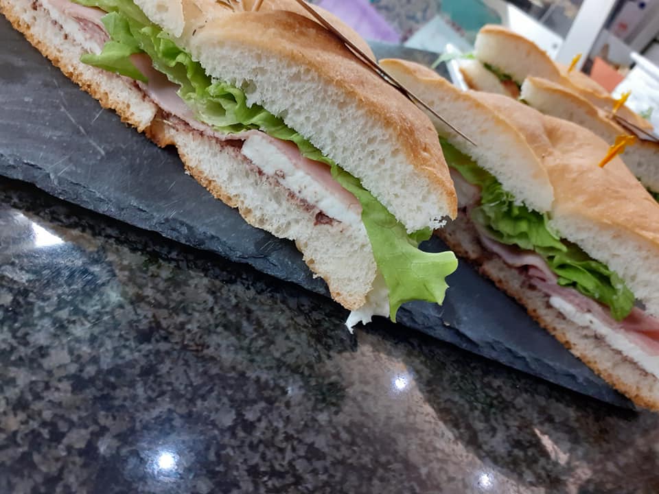 Tramezzino pollo e insalata