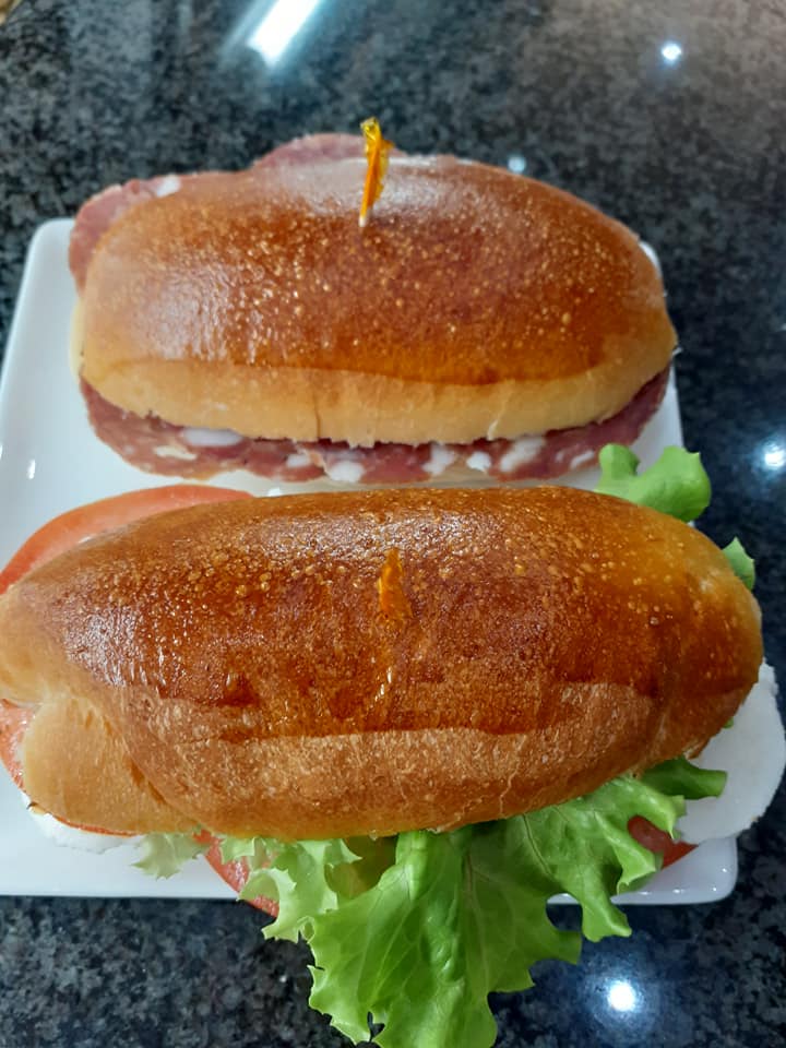 Panino insalata carne e pomodori