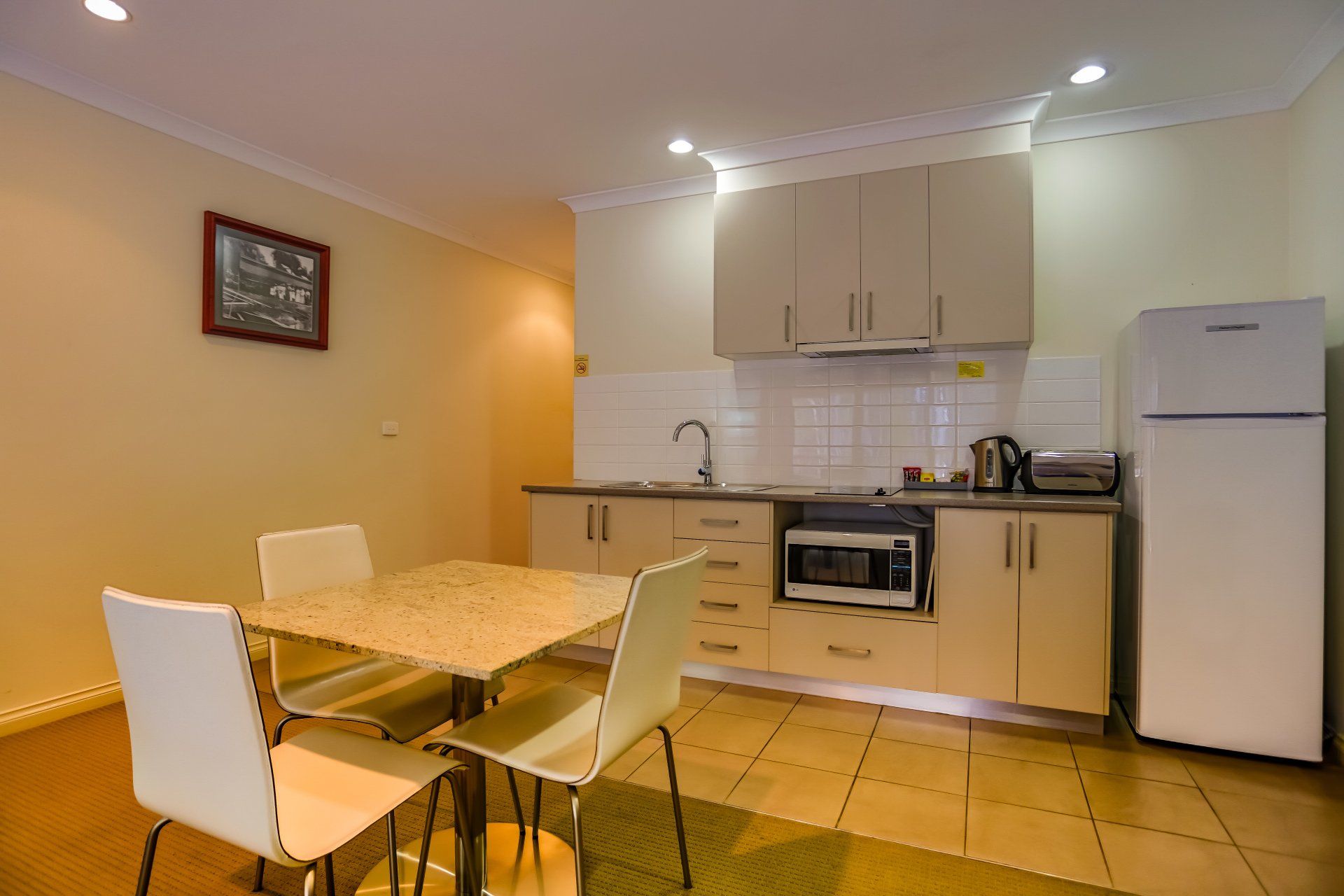 2 Bedroom Apartment - Full Kitchen