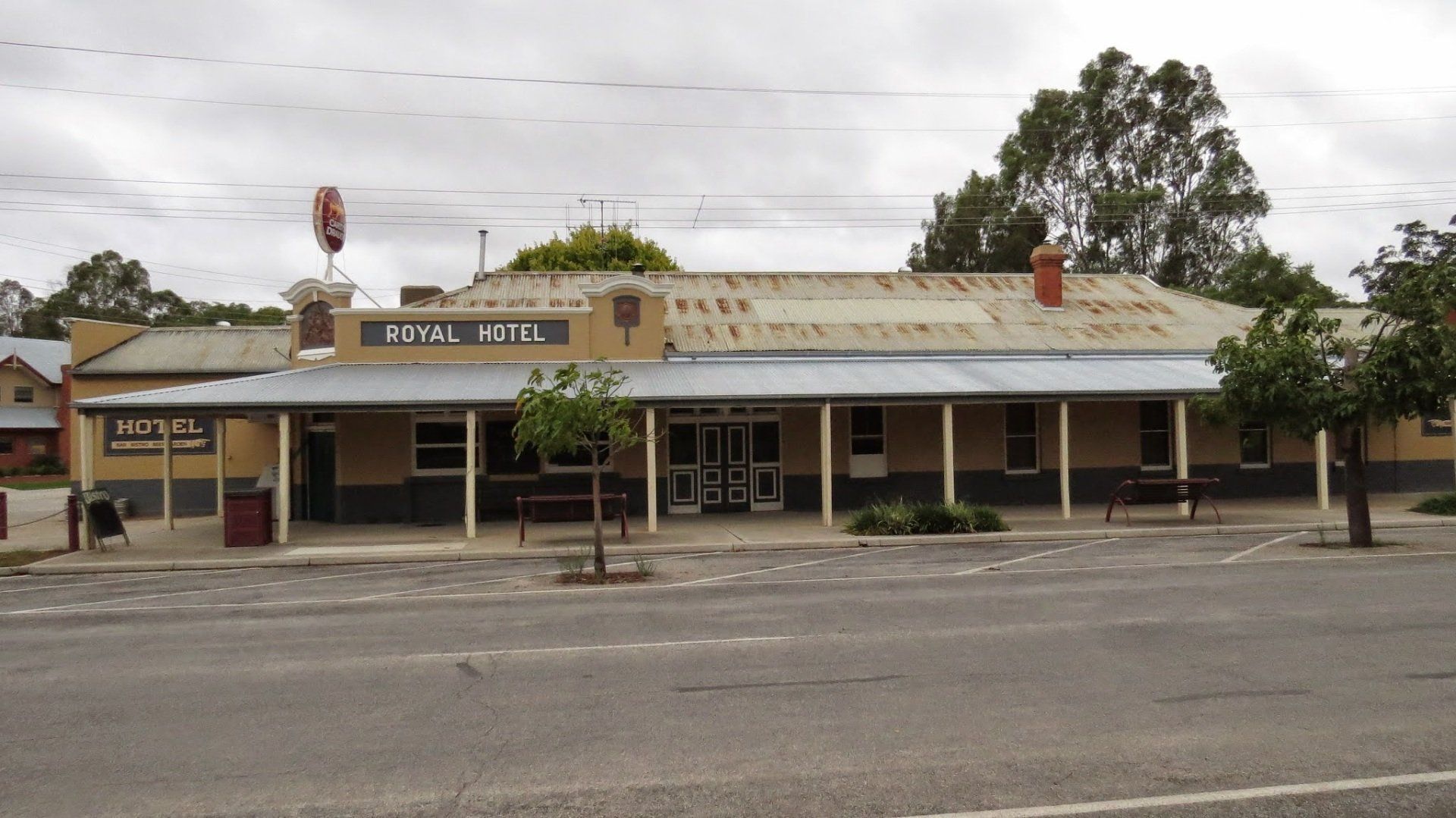 Mates Royal Hotel Koondrook (across road)