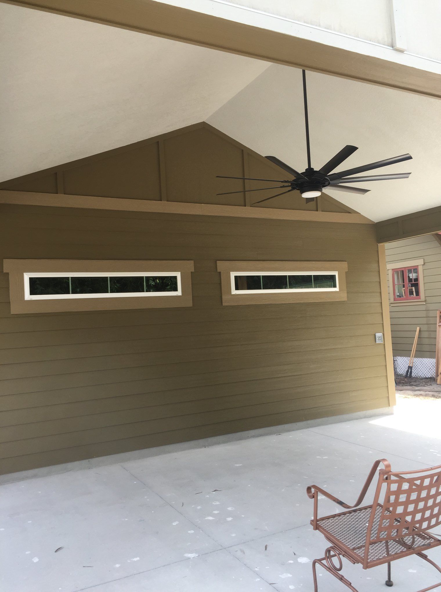A ceiling fan is hanging from the ceiling of a room.