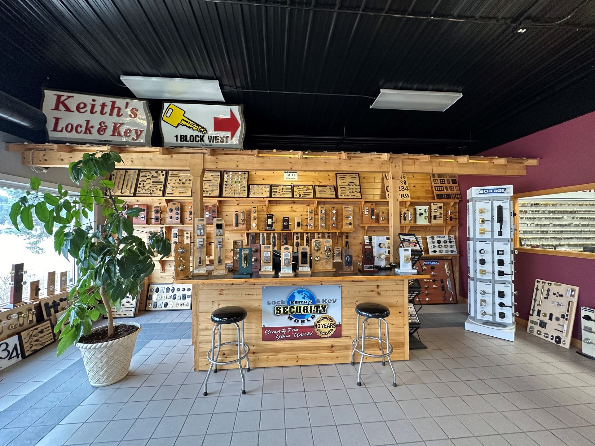 A store with a sign that says keith 's lock & key