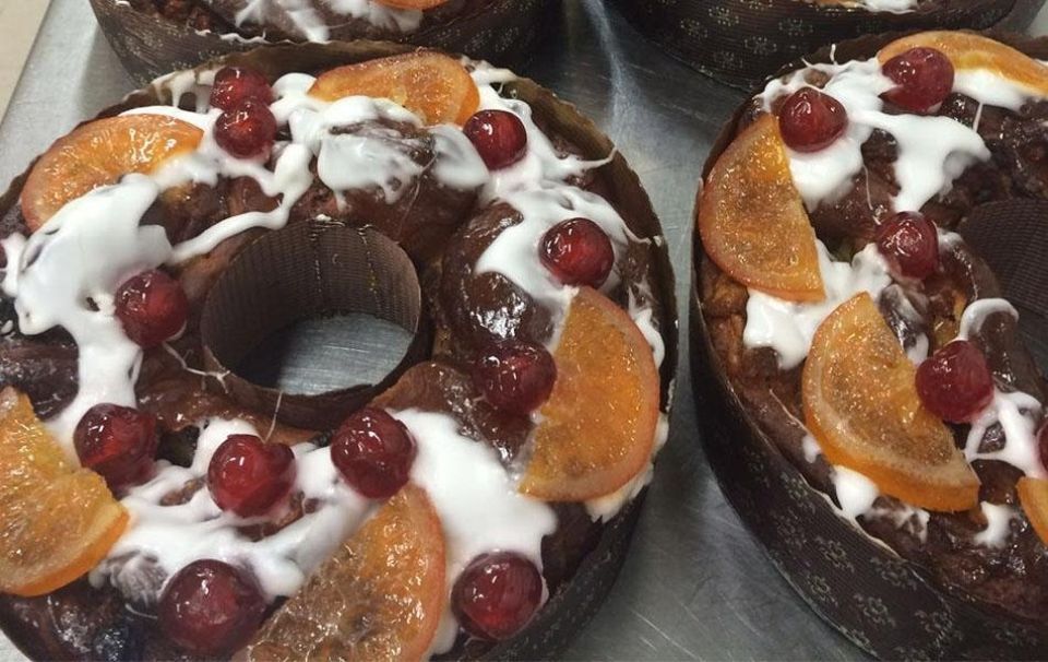 torta da cerimonia con frutta a Verona