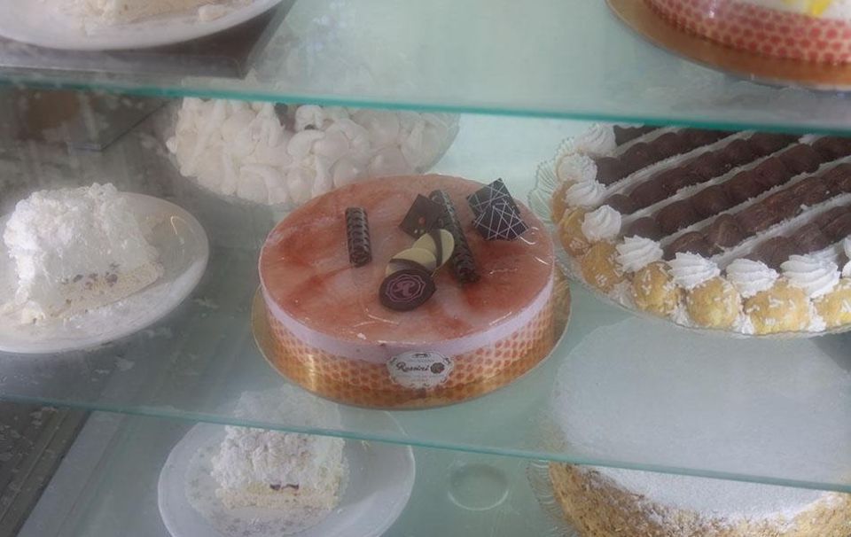 vetrina con torte da cerimonia a Verona