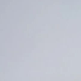 Sfondo grigio chiaro uniforme.