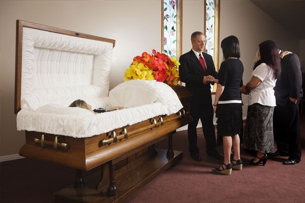 Conoce las reglas de etiqueta básicas para desenvolverte con respeto en un funeral.