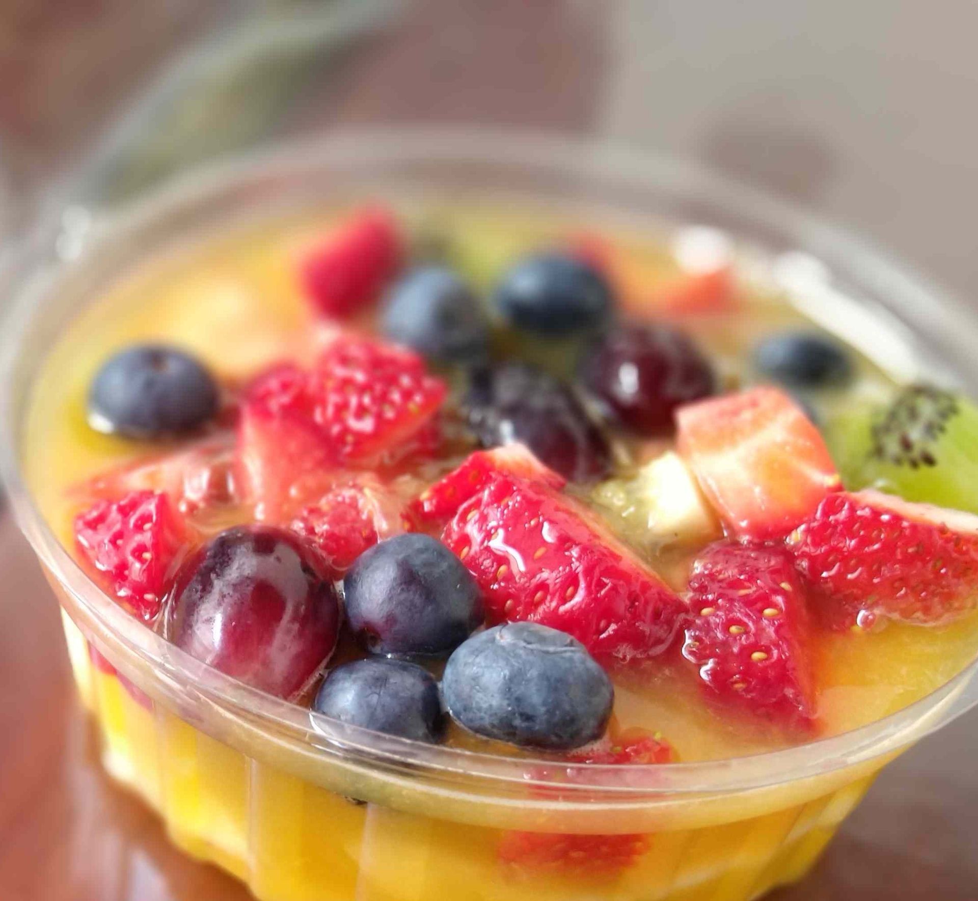 Un primer plano de un bol de fruta sobre una mesa.