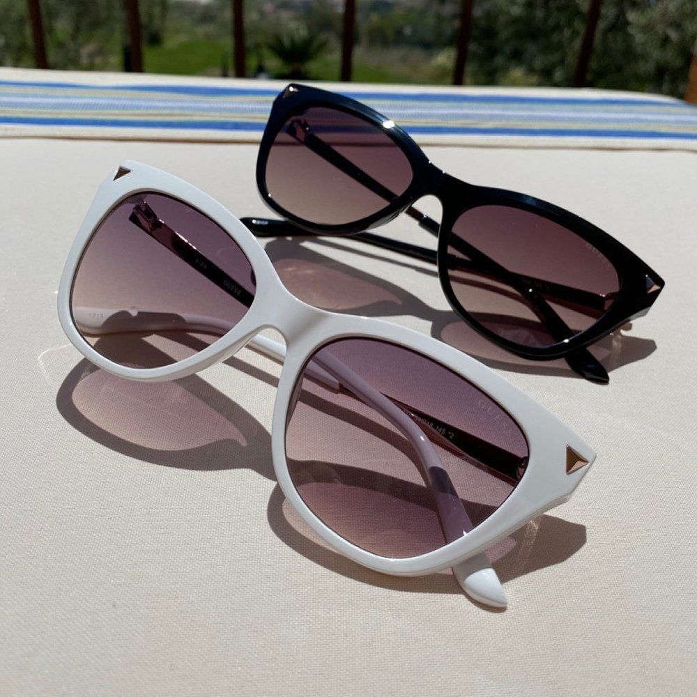 coppia di occhiali da sole