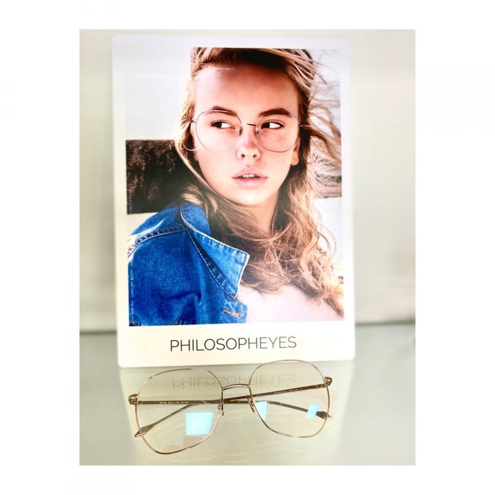 occhiali femminili in esposizione