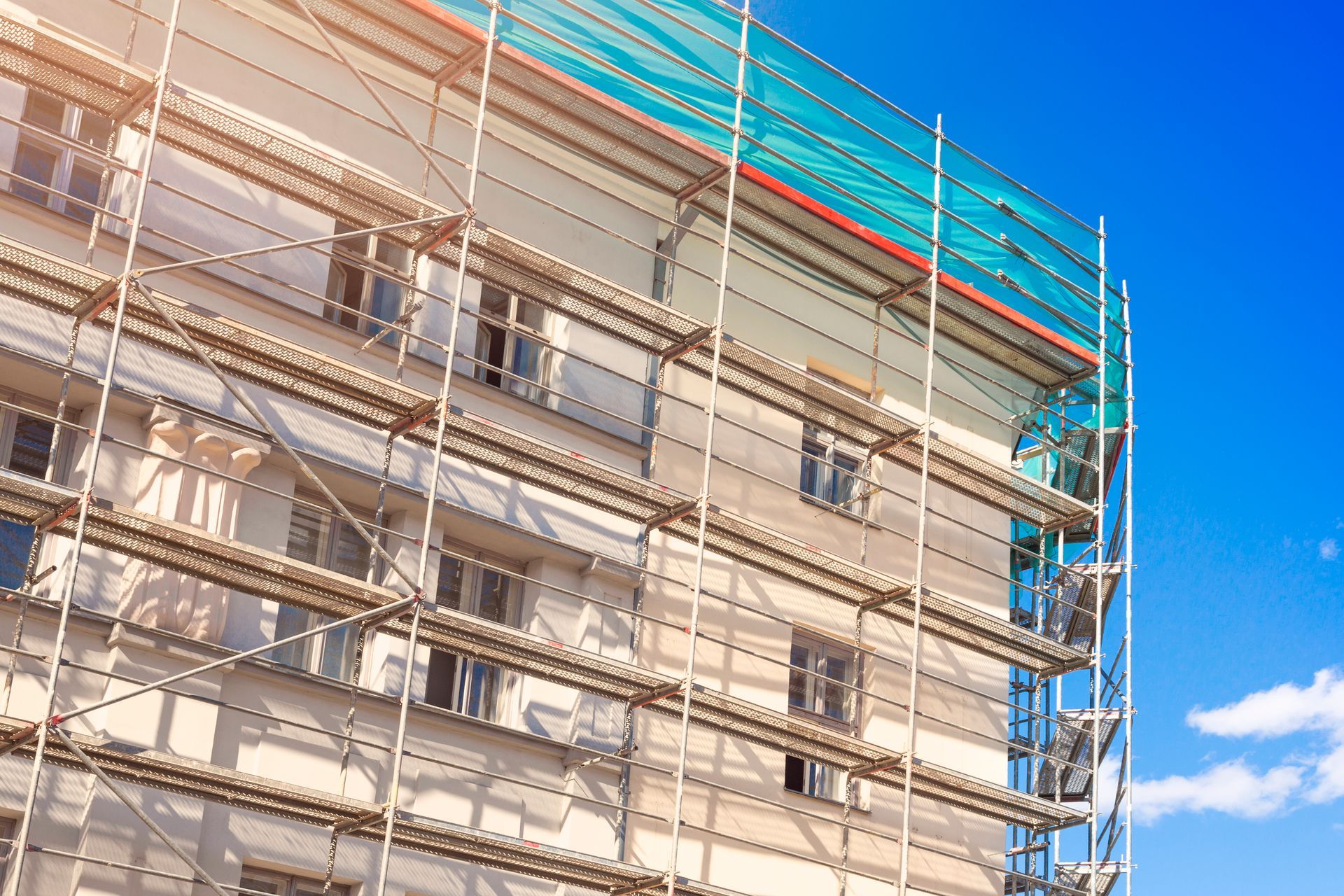 Si sta costruendo un edificio circondato da impalcature.