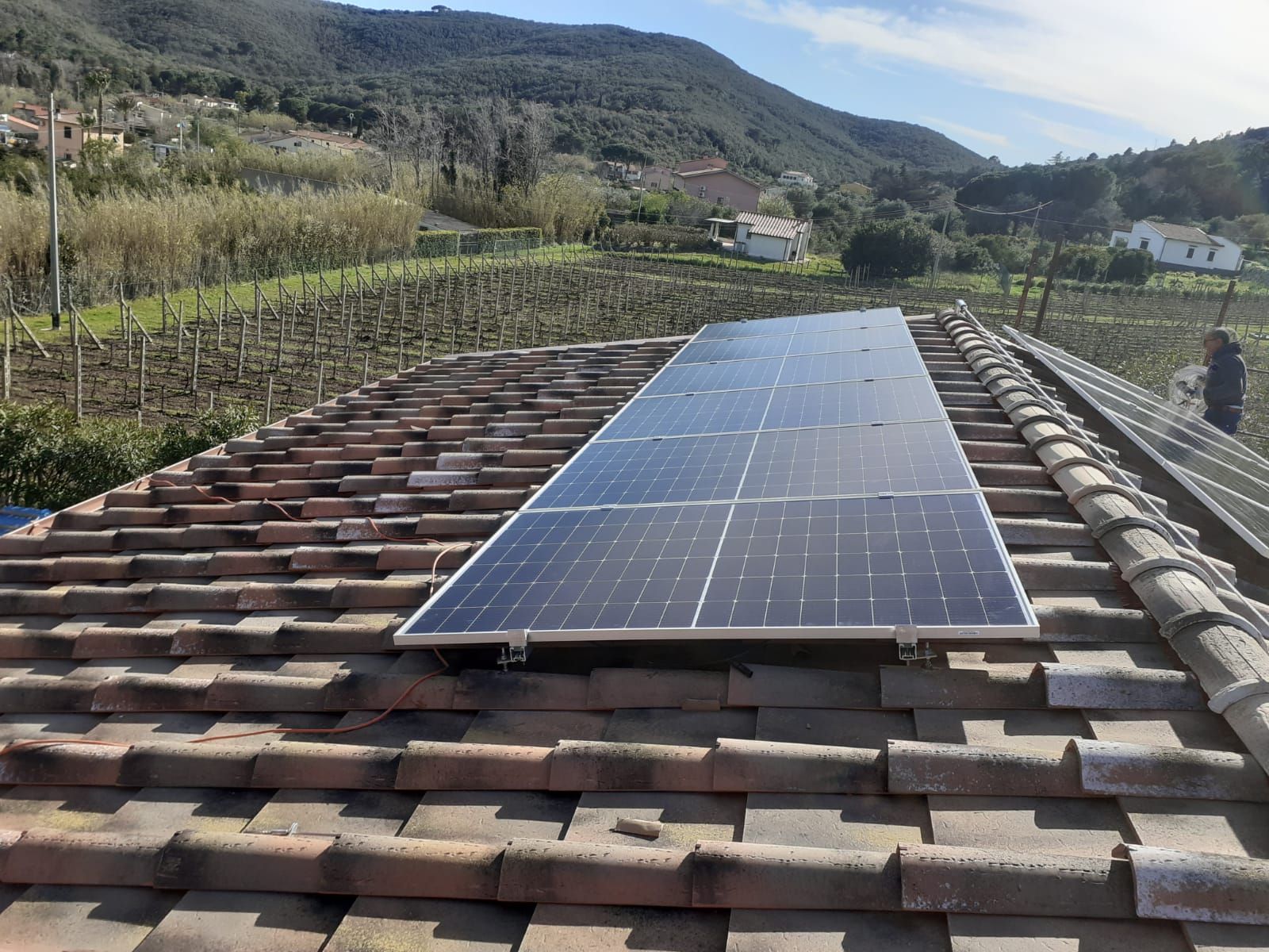 Una fila di pannelli solari posizionati in cima a un tetto di tegole