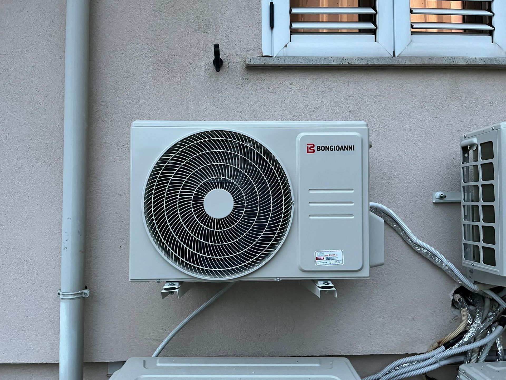 Un condizionatore d'aria sul lato di un edificio