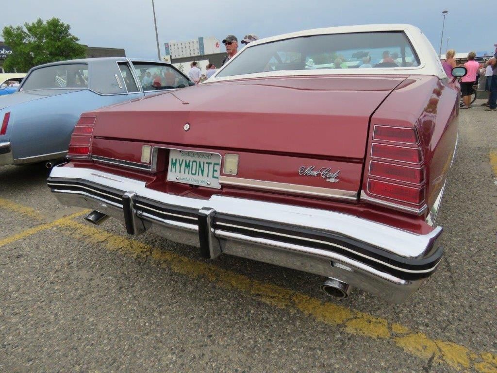 A red car with a license plate that says hmmonte