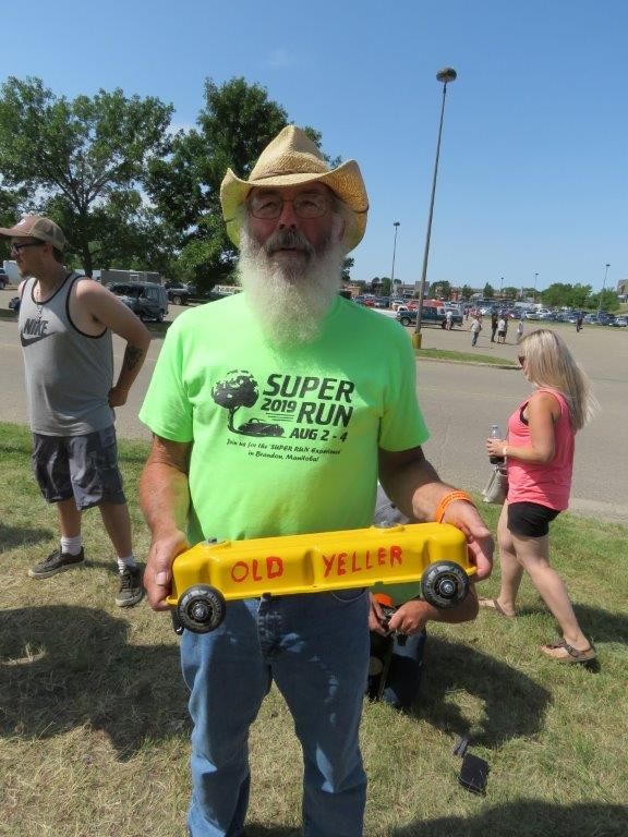 A man wearing a green shirt that says super run