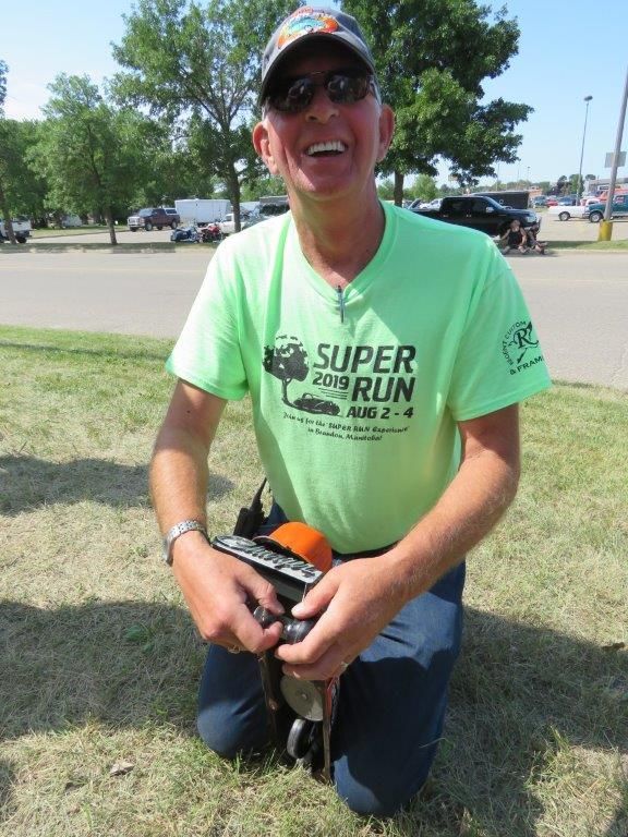 A man wearing a green shirt that says super run