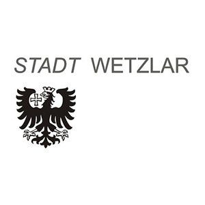 Das Wappen und der Schriftzug „STADT WETZLAR“ zeigen einen schwarzen Adler mit einem Kreuz auf weißem Grund.