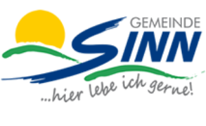Logo der Gemeinde Sinn, mit gelber Sonne, grünen Hügeln, blauem Text und dem Slogan 