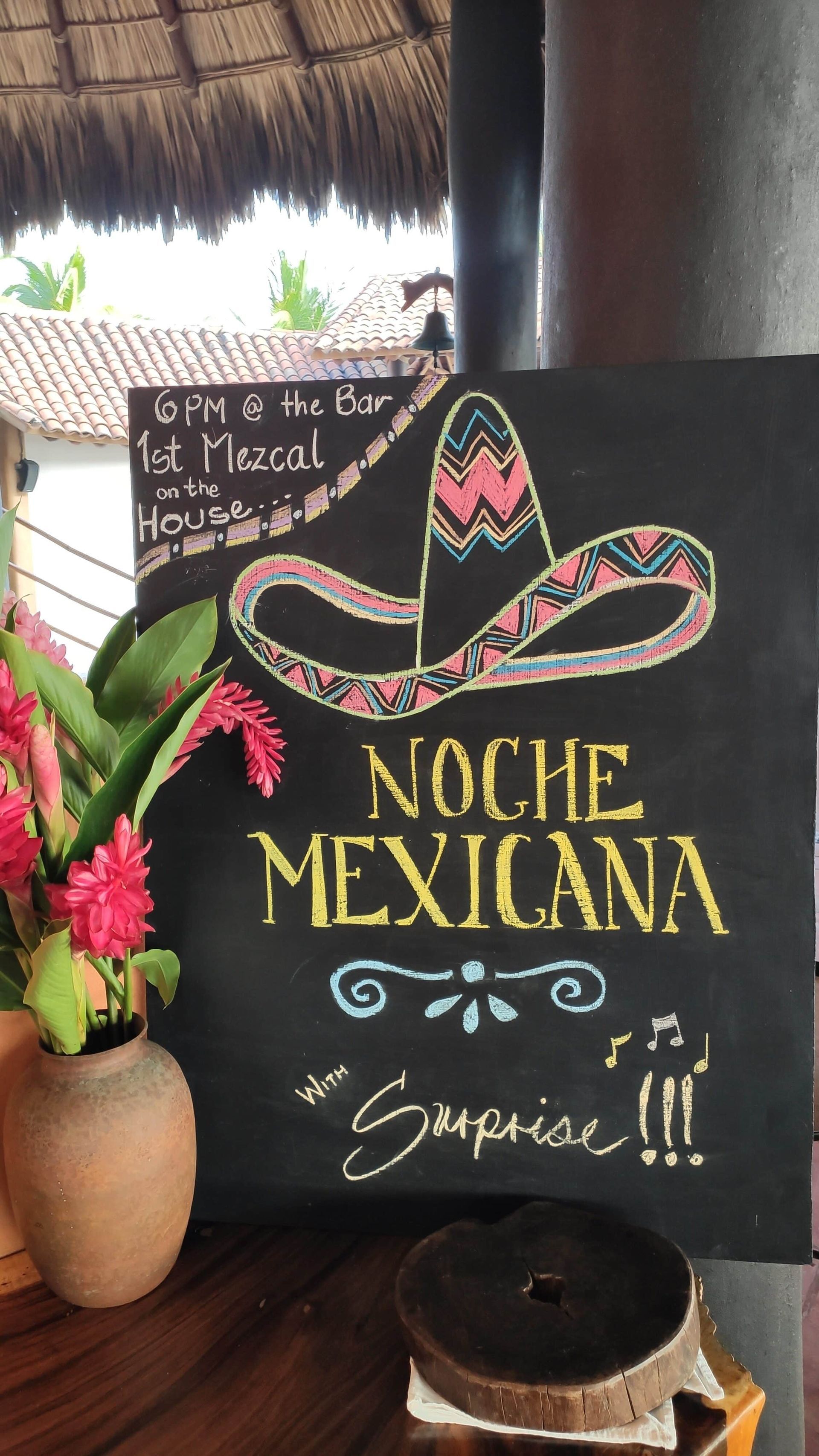 A sign that says noche mexicana on it
