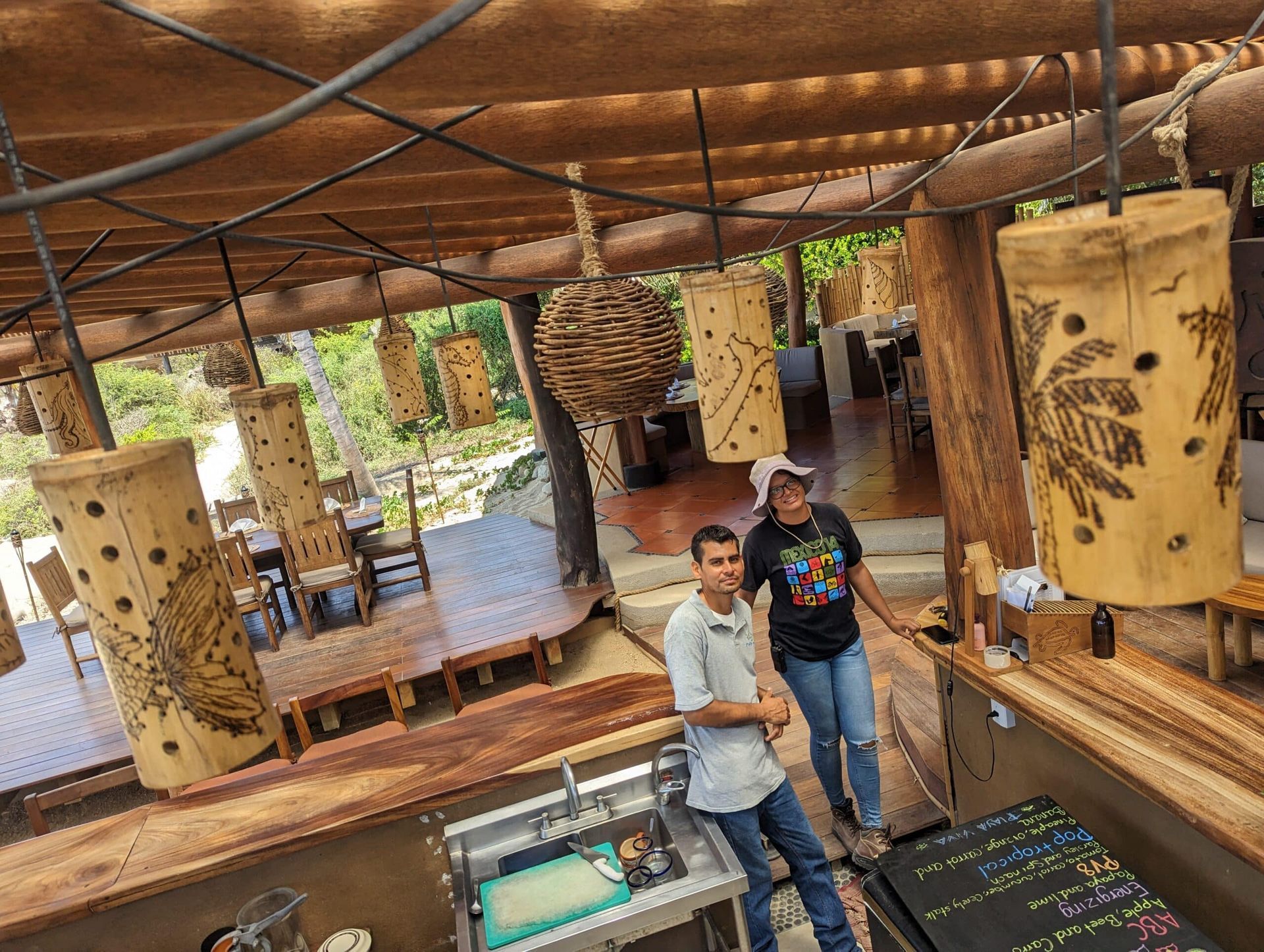 A man and a woman are standing next to each other in a restaurant.