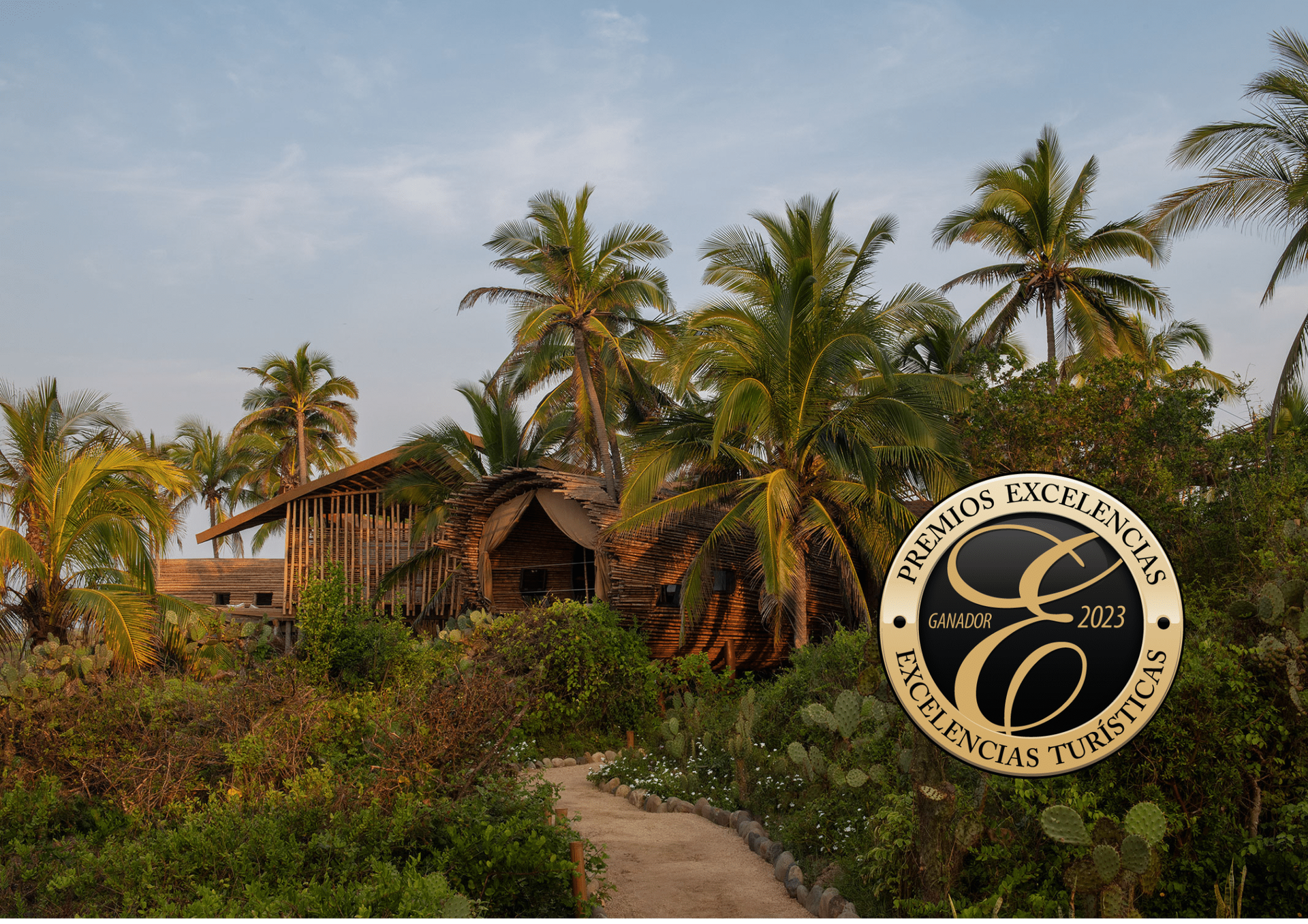 A sign that says excelencia on it in front of a house