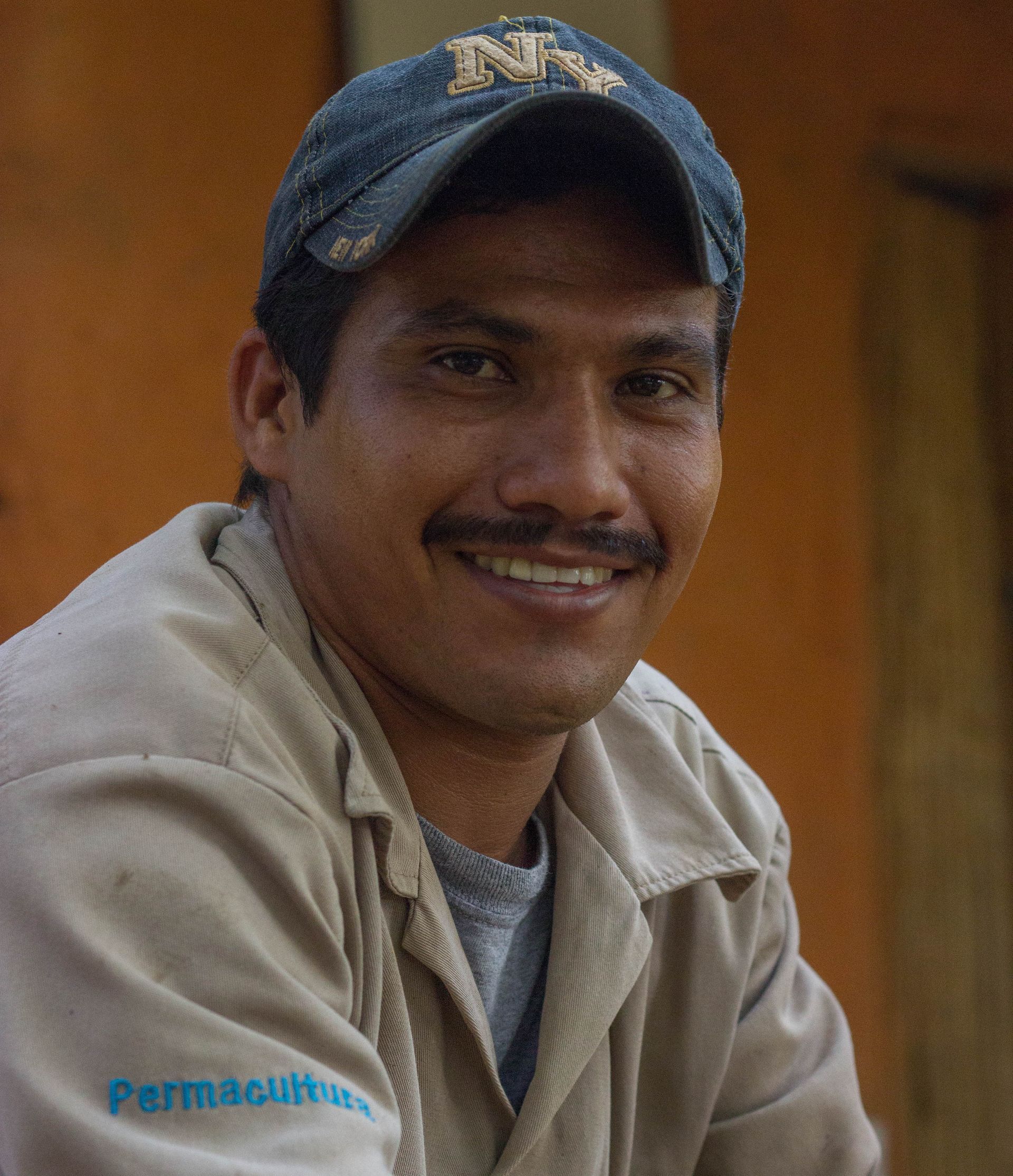 A man wearing a hat with the letter n on it