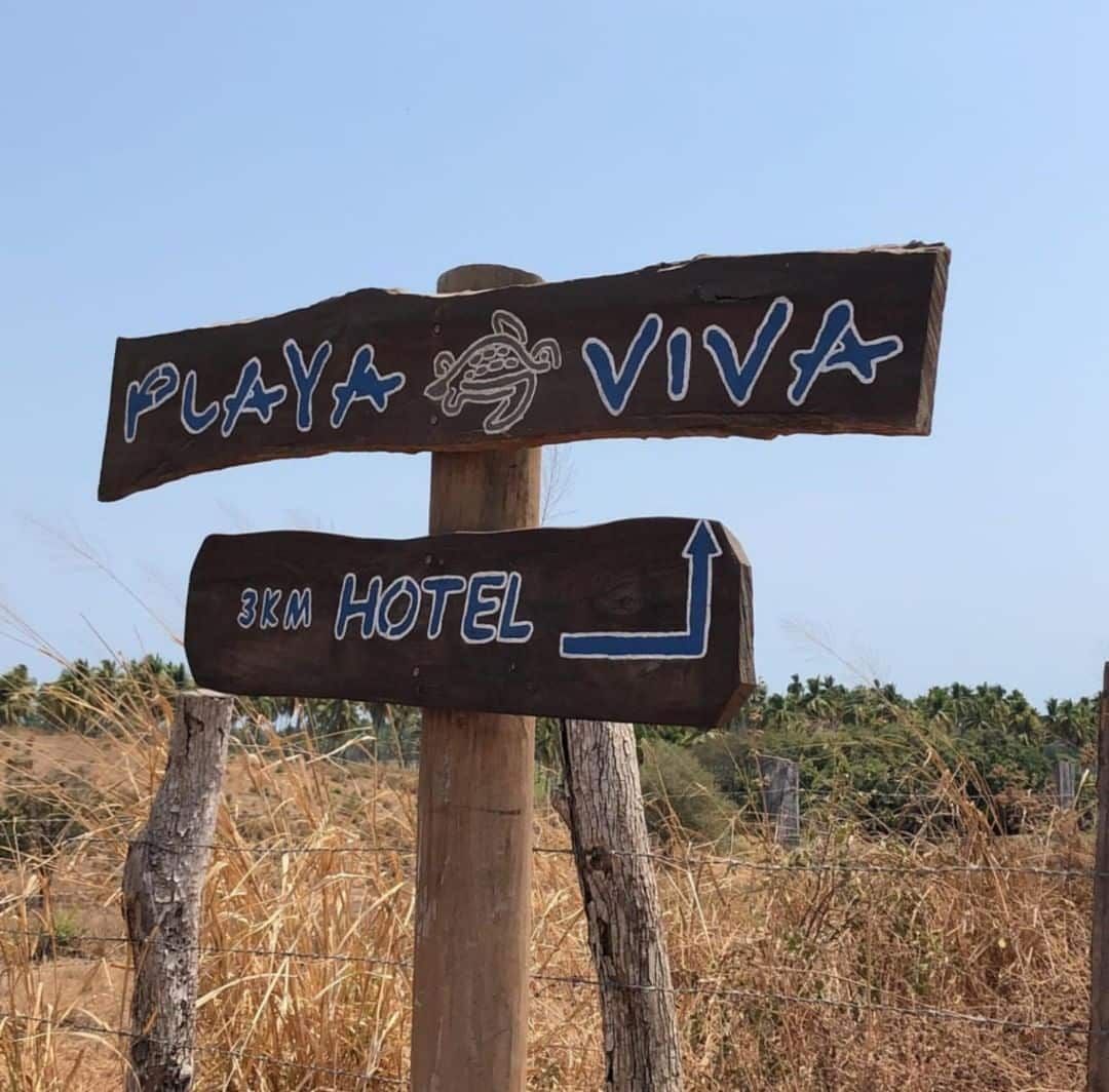A sign that says playa viva on it