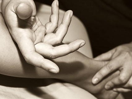 Hands performing a Tui Na massage technique