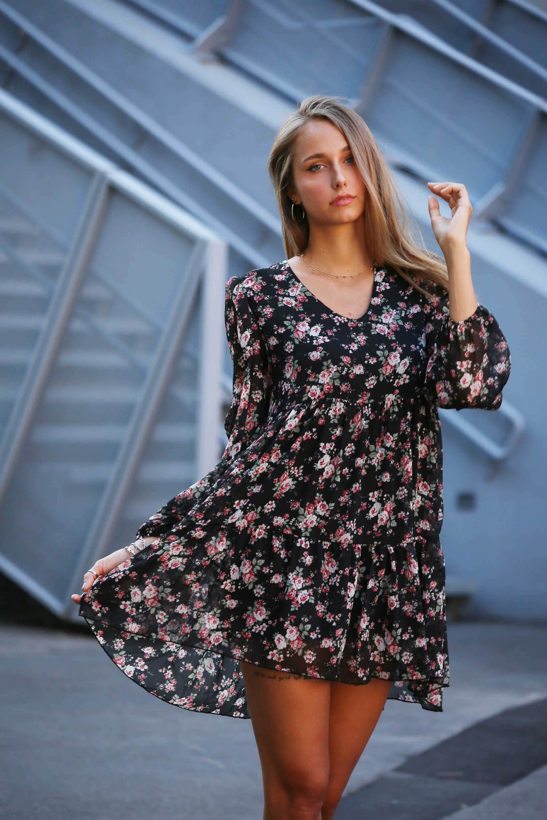 ragazza con camicia di seta