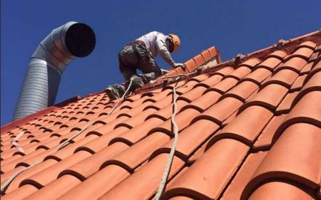 arreglar goteras en tejado de teja en comunidad de vecinos de tiro de linea en sevilla