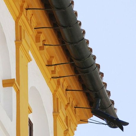 instalación de canalones con enganches de canalones en las tejas en sevilla