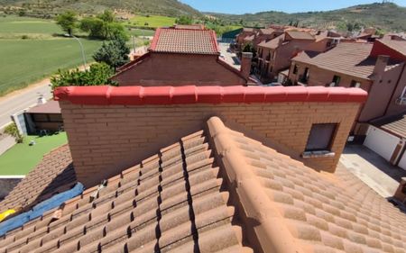 reparación de tejado de tejas con tejas rotas en sevilla