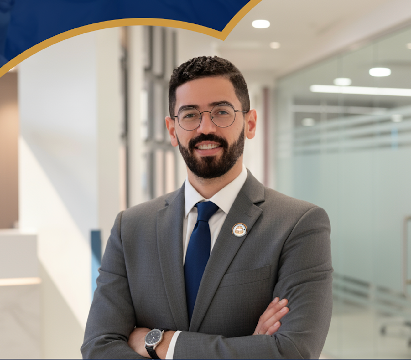 Dr. Cesar Garcia, Hombre de traje gris, con los brazos cruzados, gafas, sonriendo en un entorno de oficina.