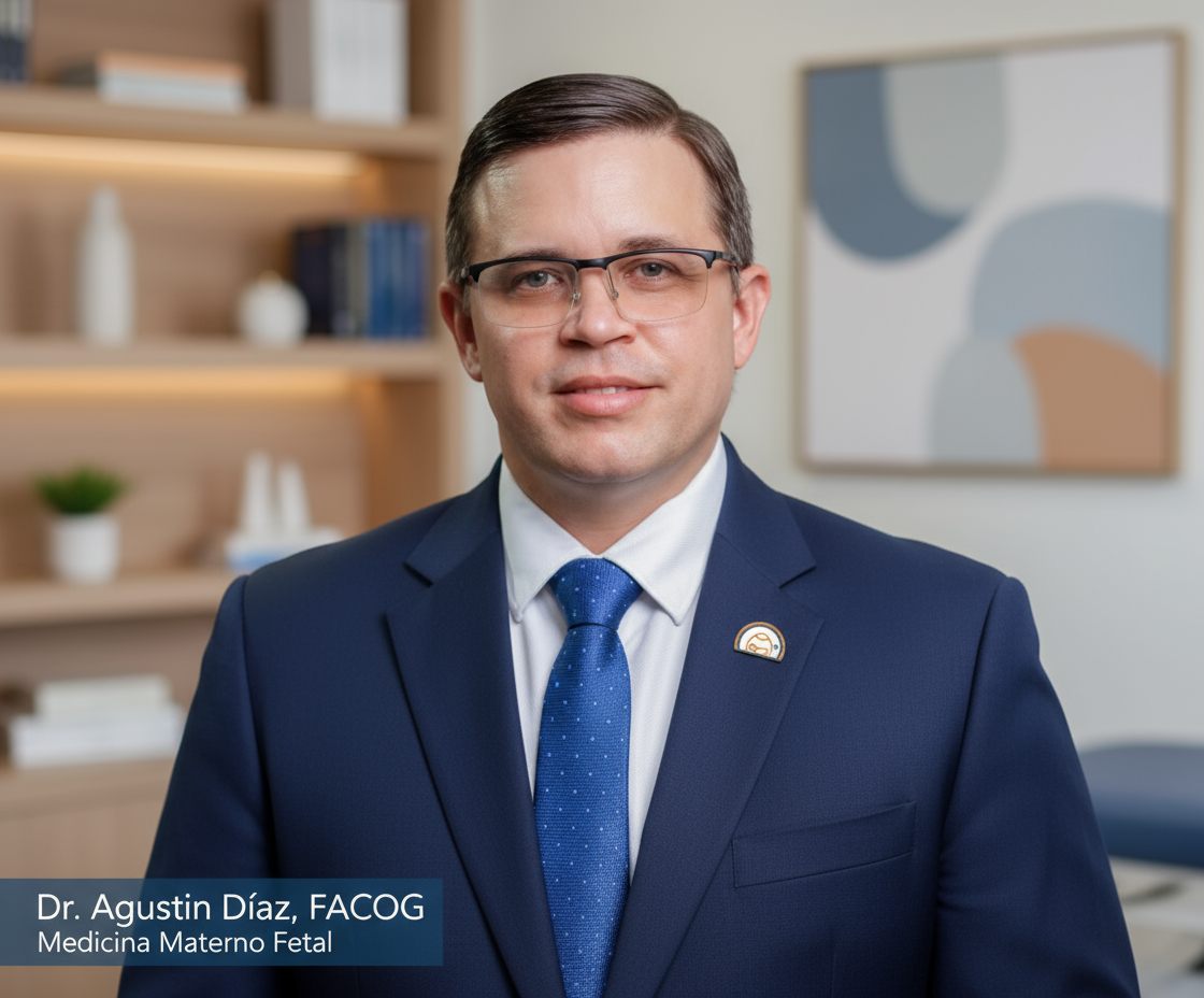 El Dr. Agustín Díaz, con gafas y traje azul, en un ambiente profesional, sonriendo.