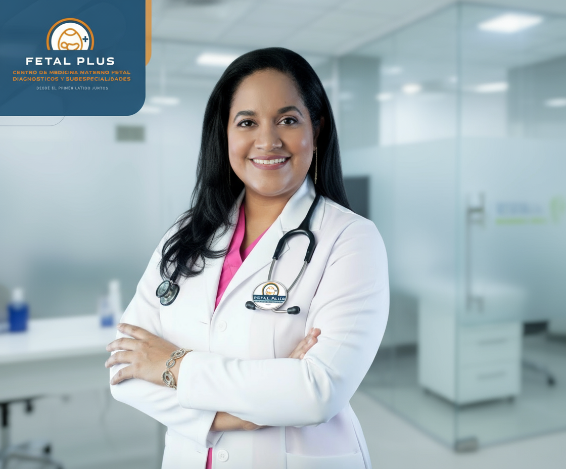 Mujer médica sonriendo con bata blanca, estetoscopio y brazos cruzados en el consultorio.