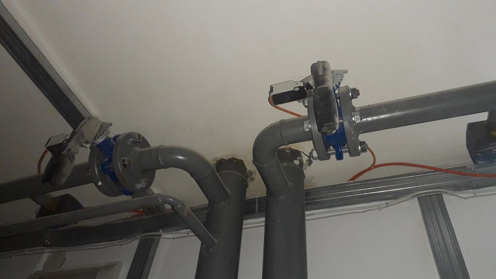 Dos personas revisando datos en una tableta y papel, sentadas en una mesa.