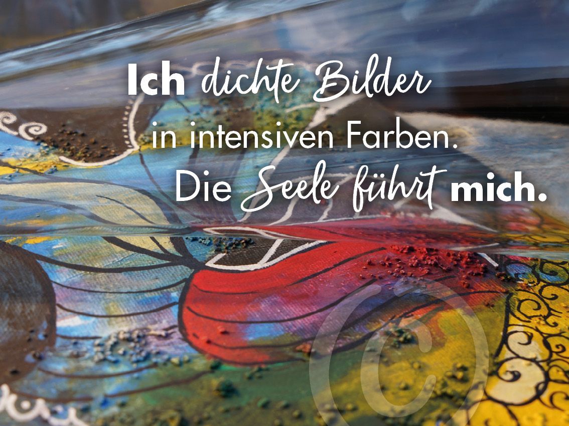 gruen-gelber Hintergrund darauf ein Mandala