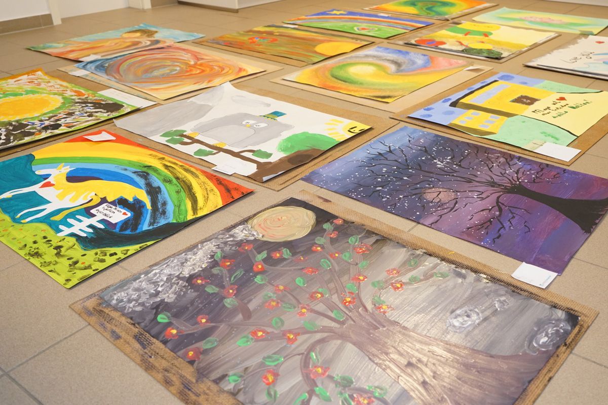 alle Werke des Workshops liegen zur Ansicht nebeneinander auf der Erde - Malen für die Seele