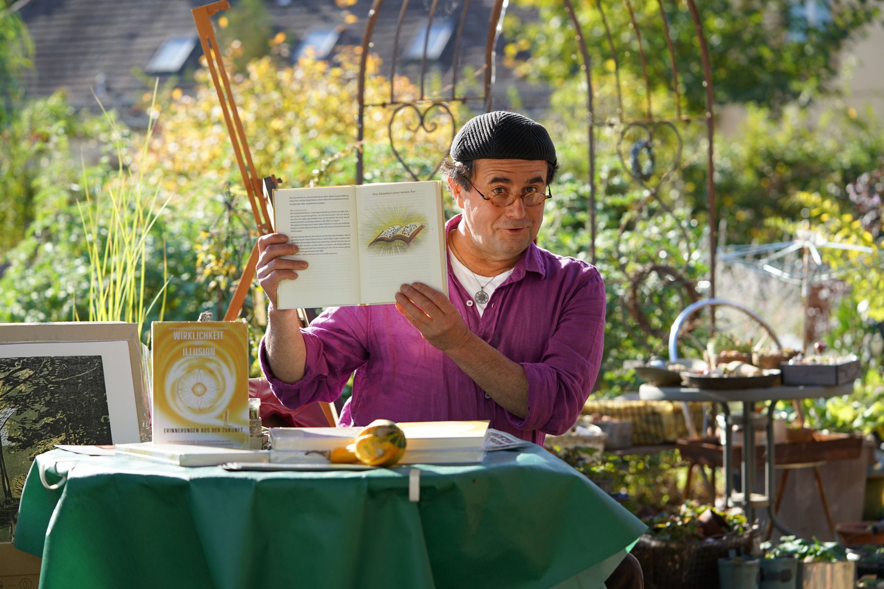 Henry Goldborn hält sein Buch aufgeschlagen zum Betrachter. Bei seiner Buchlesung im Oktober 2024 in Altdöbern, Foto: Kristin Freitag