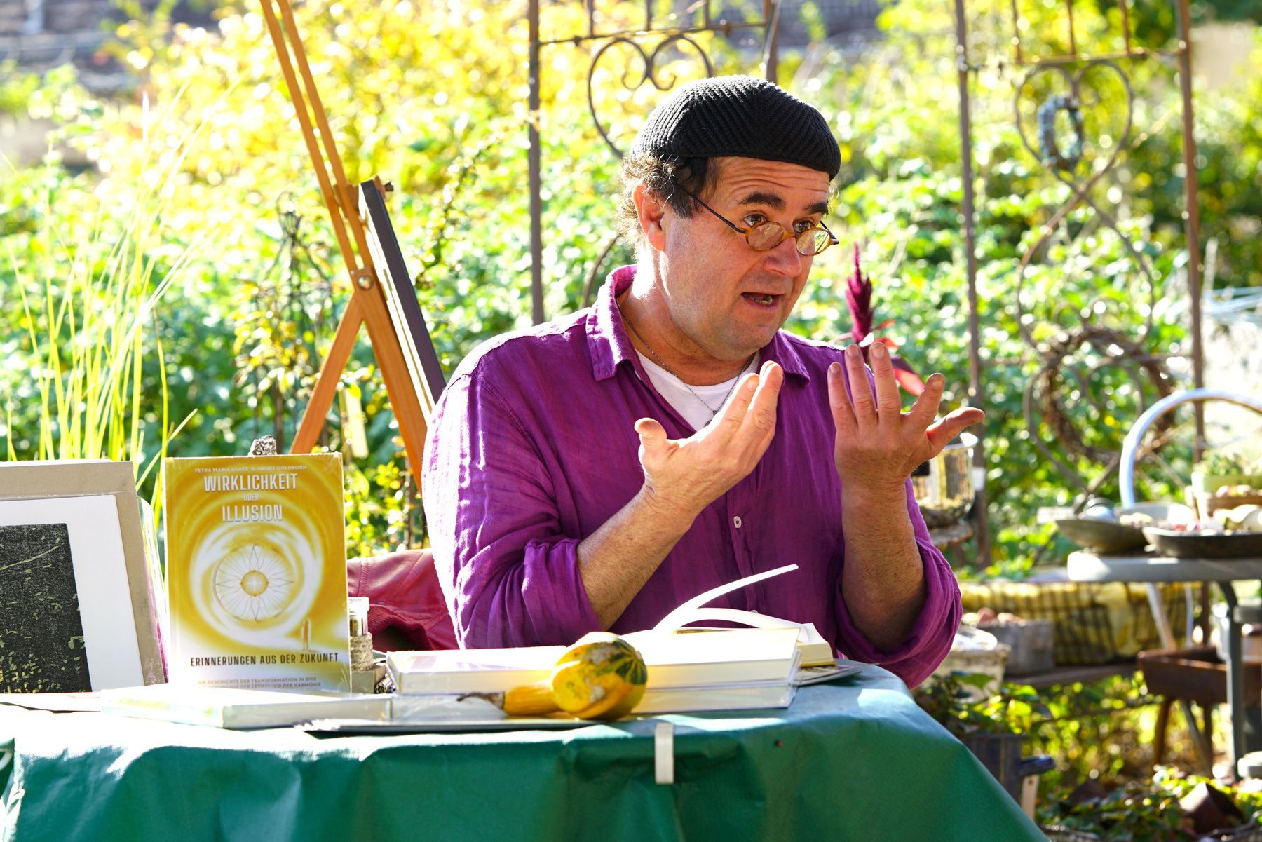 Henry Goldborn erzählt mit Worten, Gestik und Mimik. Bei seiner Buchlesung im Oktober 2024 in Altdöbern, Foto: Kristin Freitag