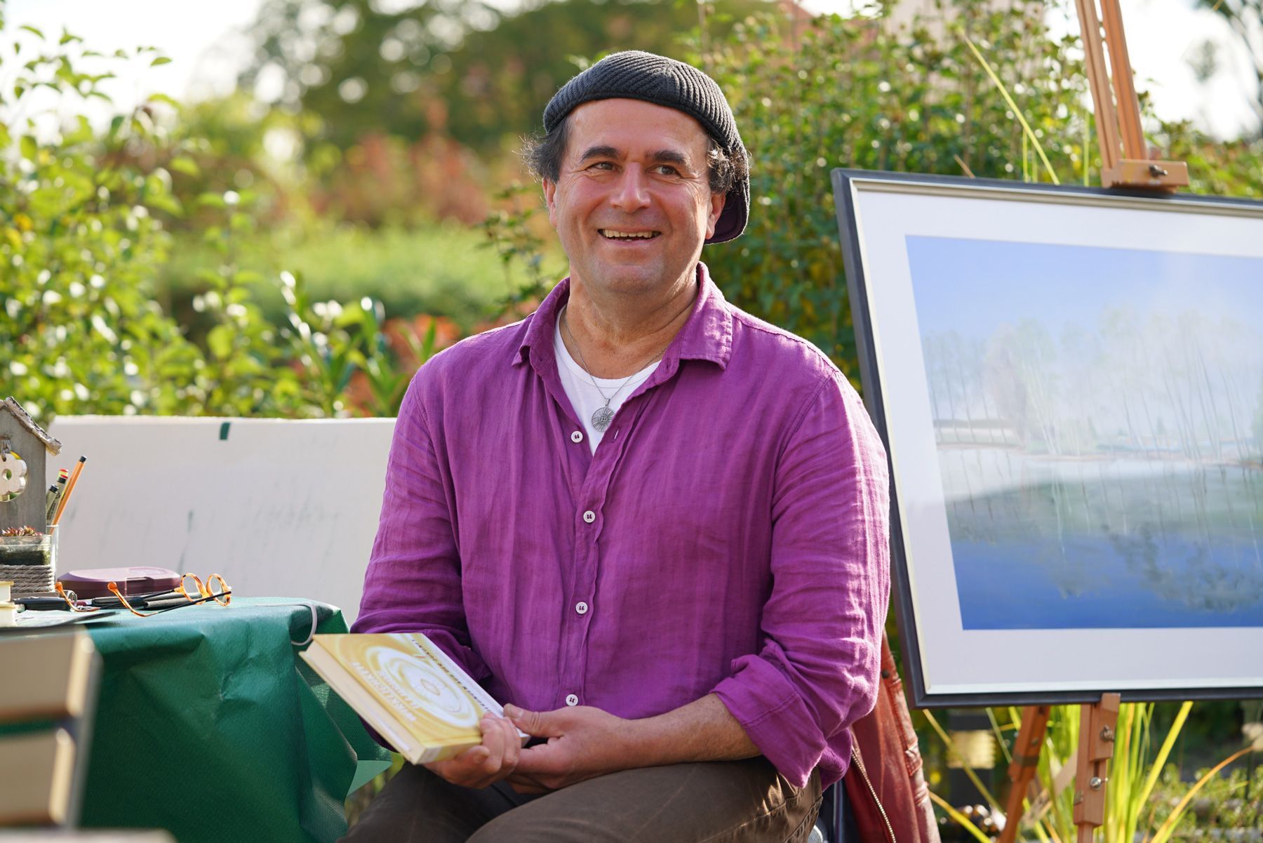 Henry Goldborn lächelnd mit seinem Buch in den Händen. Bei seiner Lesung im Oktober 2024 in Altdöbern, Foto: Kristin Freitag
