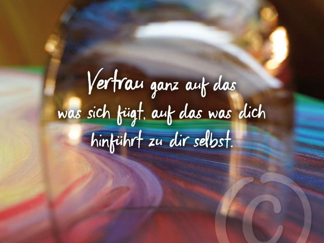 Eine dynamische Herzform in Gold un Rot auf blauem Untergrund