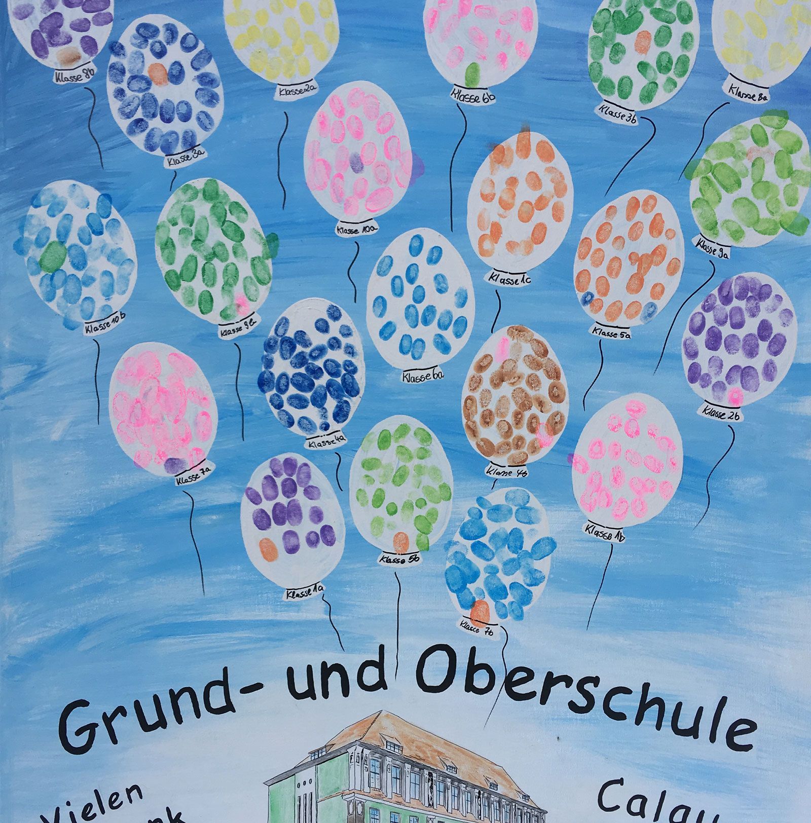 Luftballons mit Fingerabdrücken steigen in den Himmel
