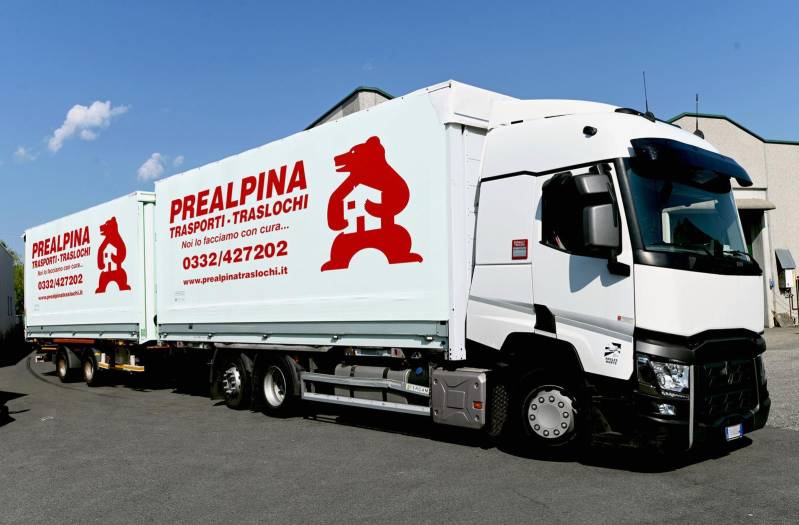 Un camion bianco con il logo di Prealpina Trasporti e Traslochi.