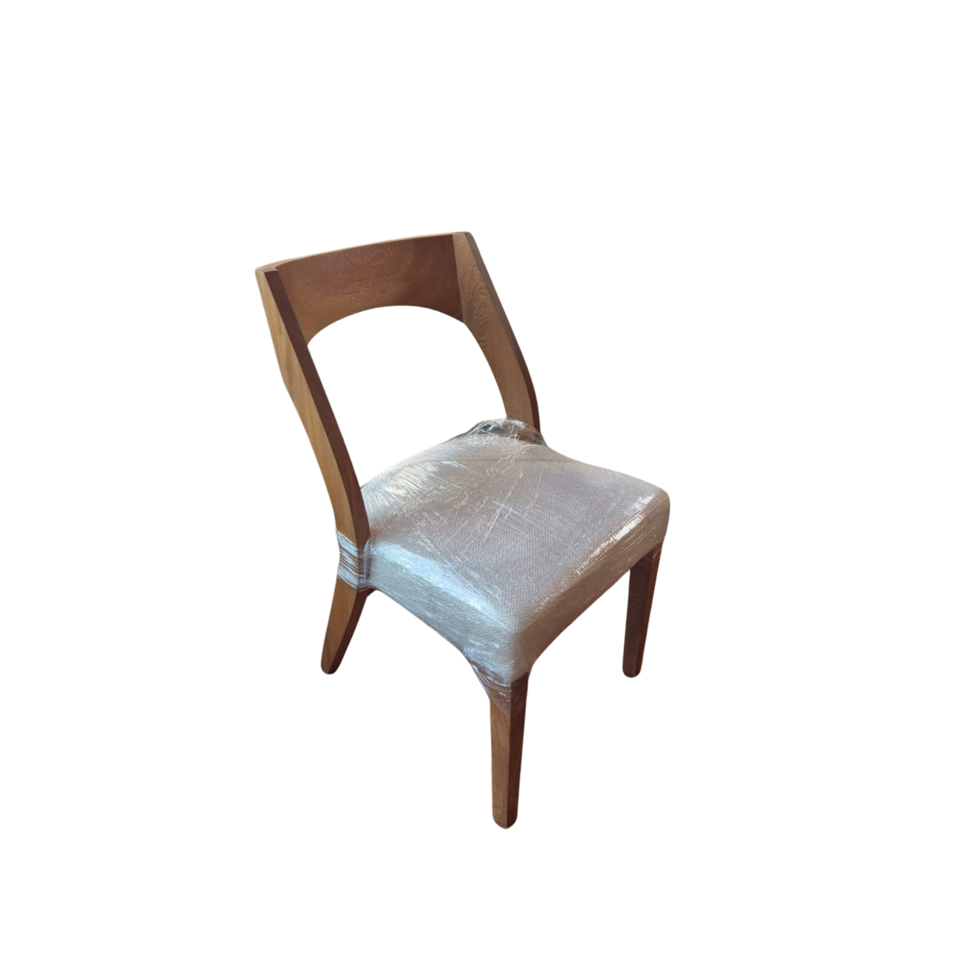 Silla de madera con respaldo curvo, asiento cubierto con plástico.