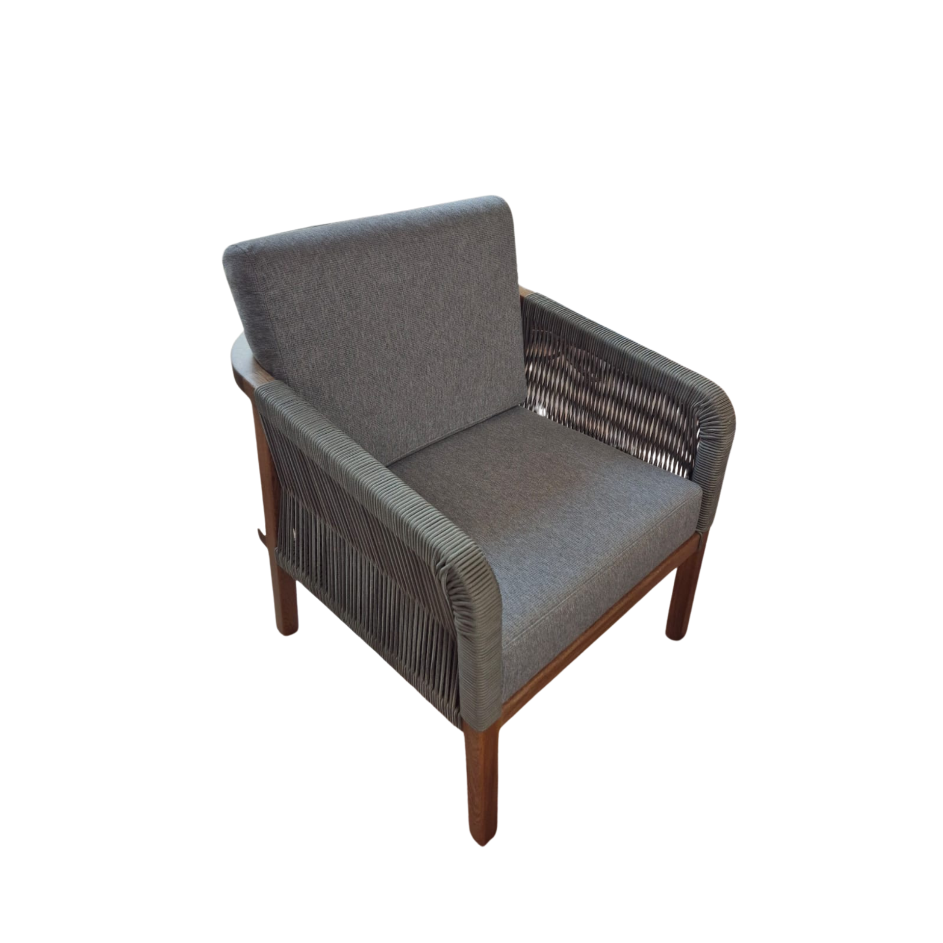 Sillón gris de laterales tejidos con cojín gris sobre estructura de madera.
