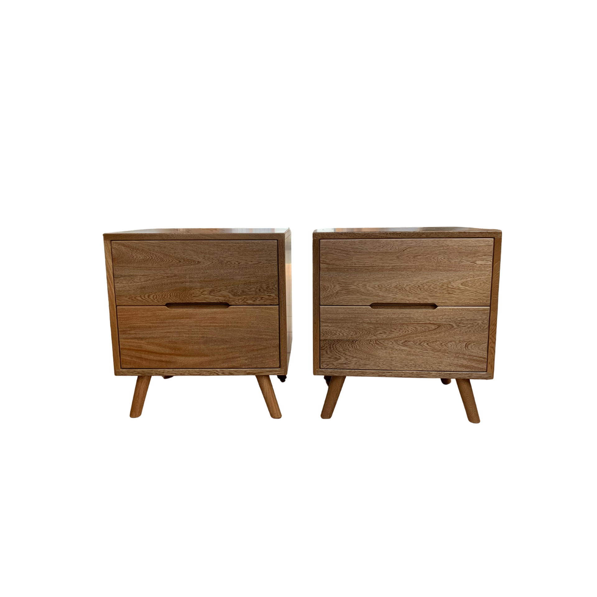 Dos mesitas de noche de madera con dos cajones cada una, patas inclinadas y acabado marrón claro.