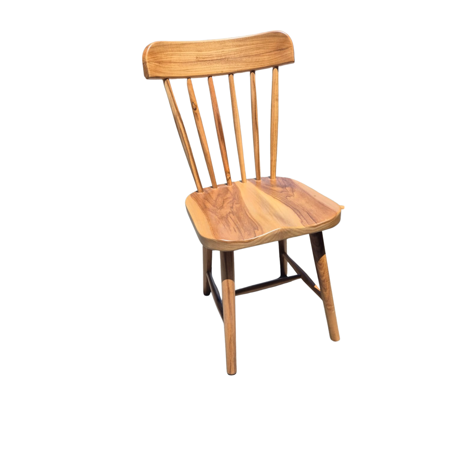 Silla de madera con respaldo de husillos y asiento curvo.